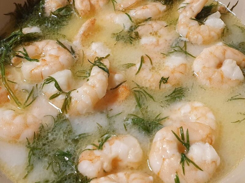 Baked prawns with garlic and dill