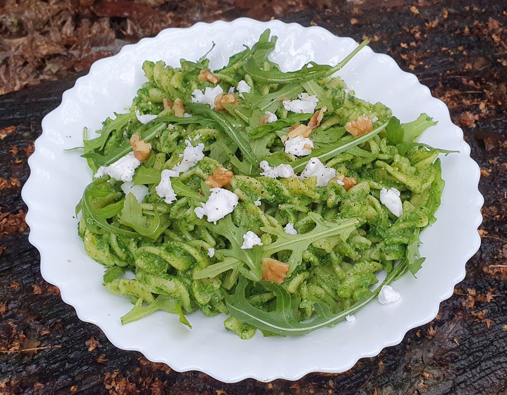 Pasta with vegan spinach and walnut pesto