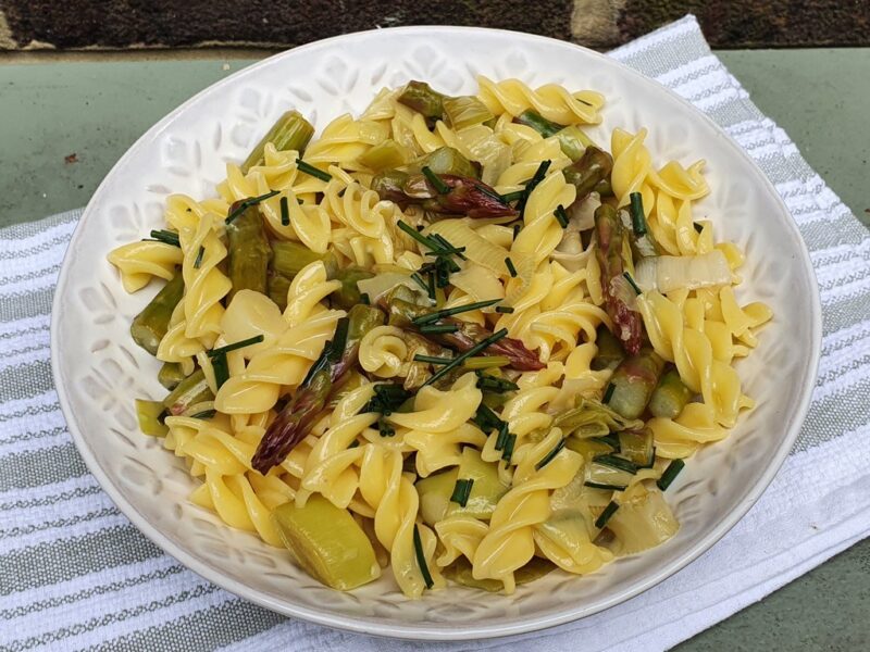 Vegan asparagus and leek pasta