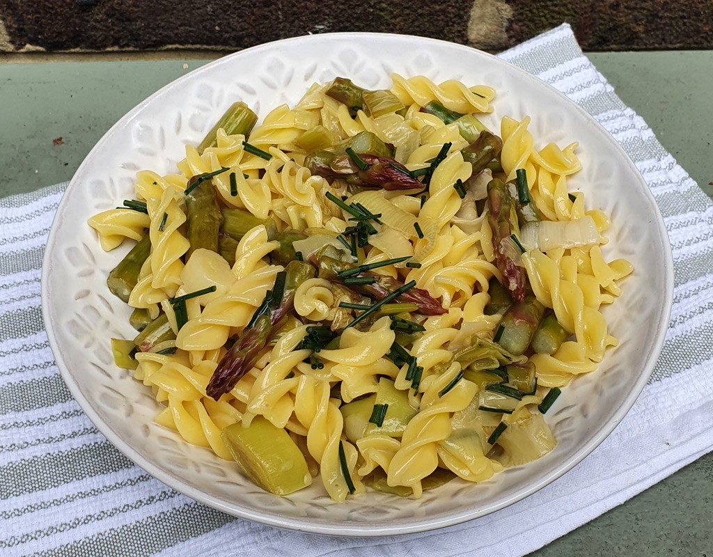 Vegan asparagus and leek pasta