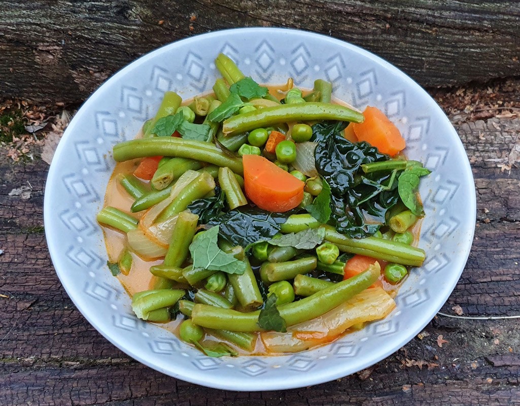 Green bean and pea curry