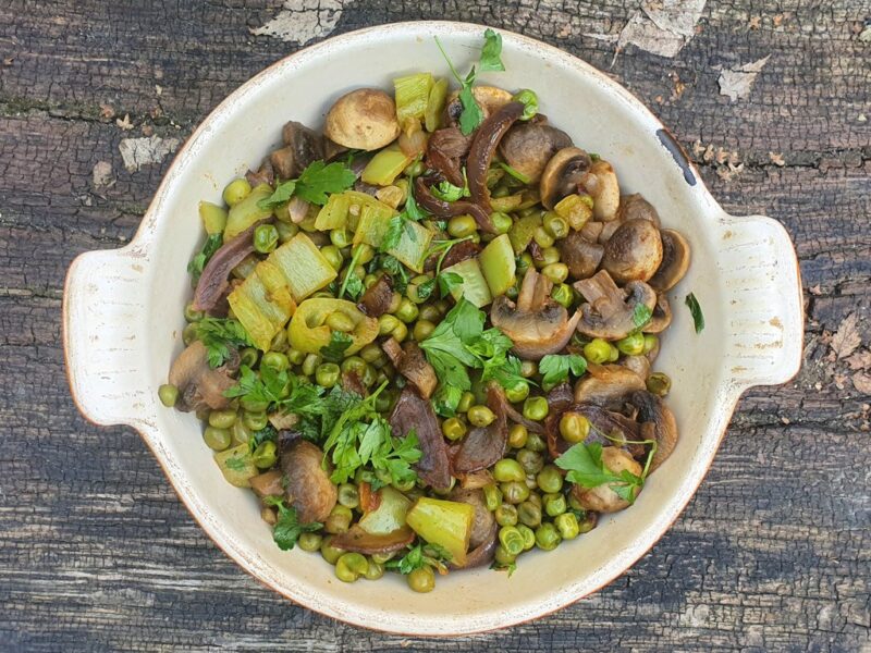 Mushroom and green pea paprika stew