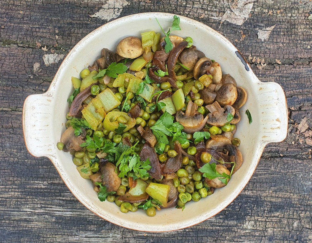 Mushroom and green pea paprika stew