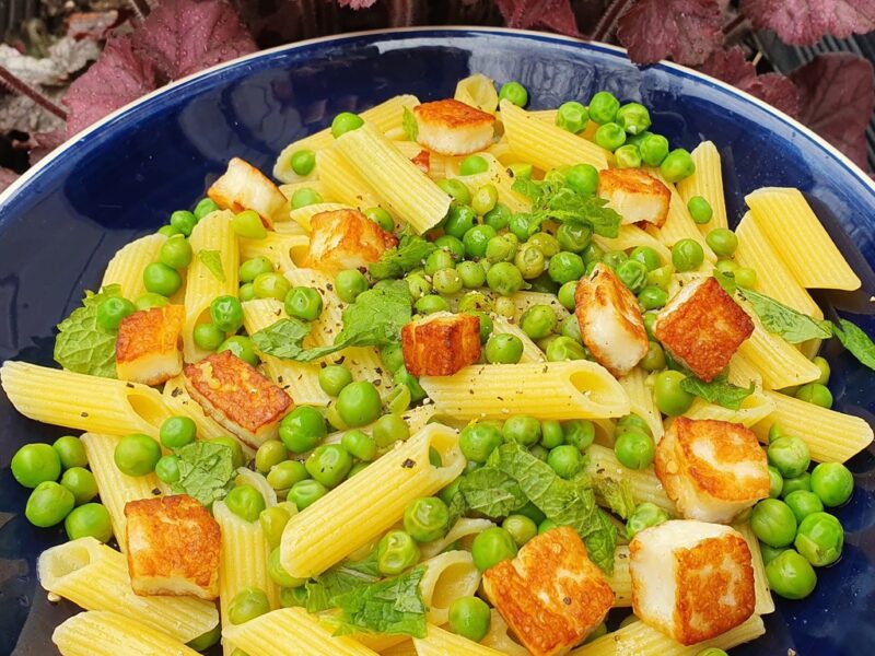 Pasta with green peas and halloumi