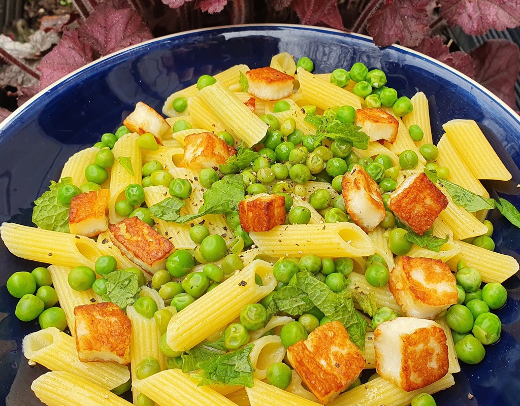 Pasta with green peas and halloumi