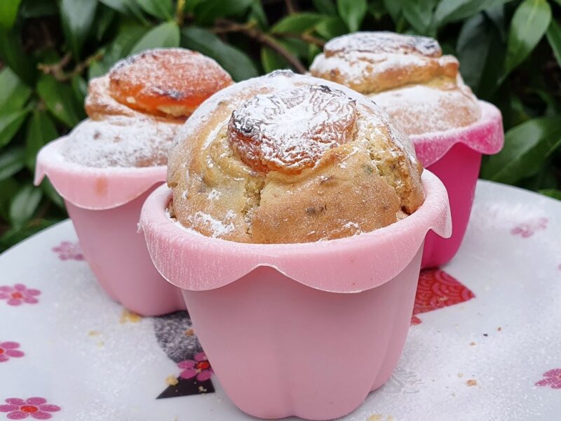 Pistachio and apricot muffins