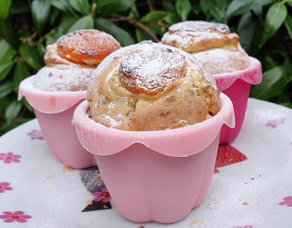 Pistachio and apricot muffins