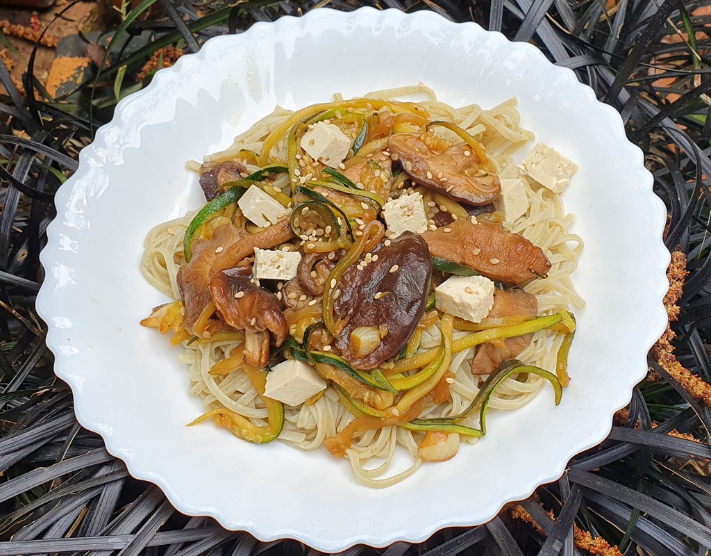 Noodles with shiitake and courgette