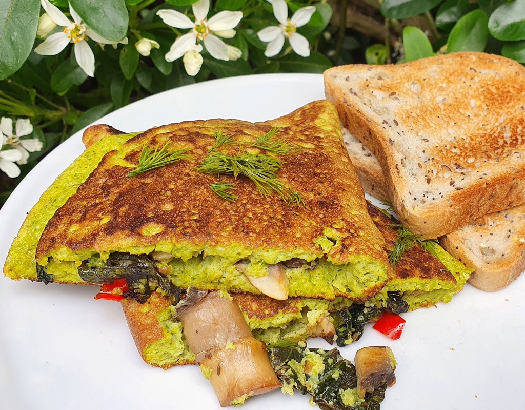 Pea omelette with mushroom and kale