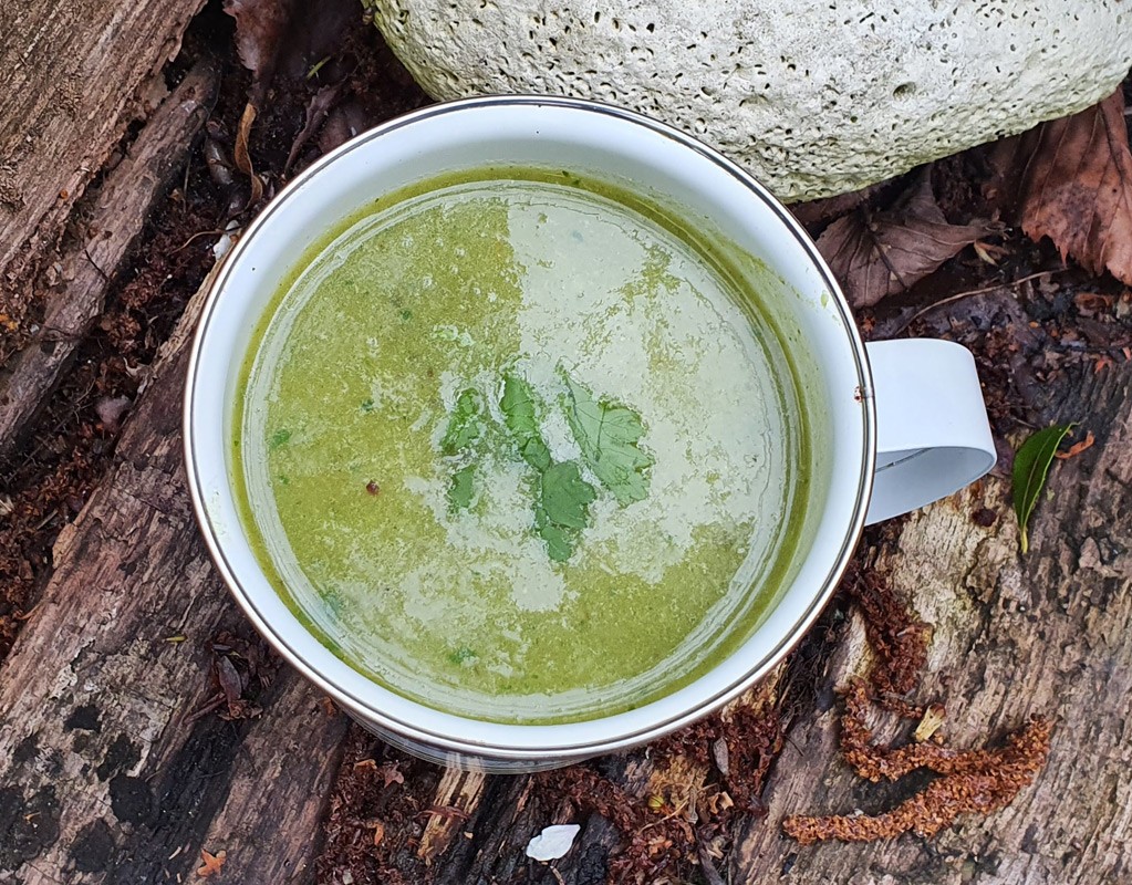 Roasted pepper and broccoli soup