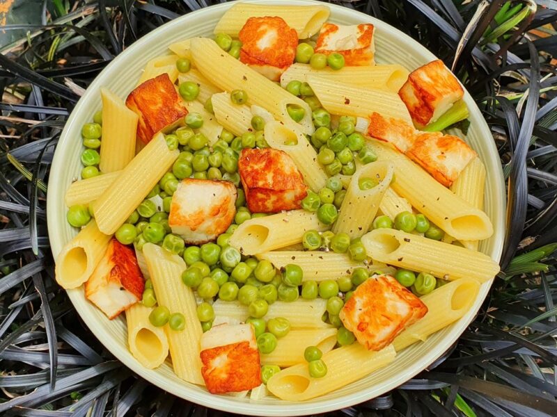 Pasta with green peas and halloumi