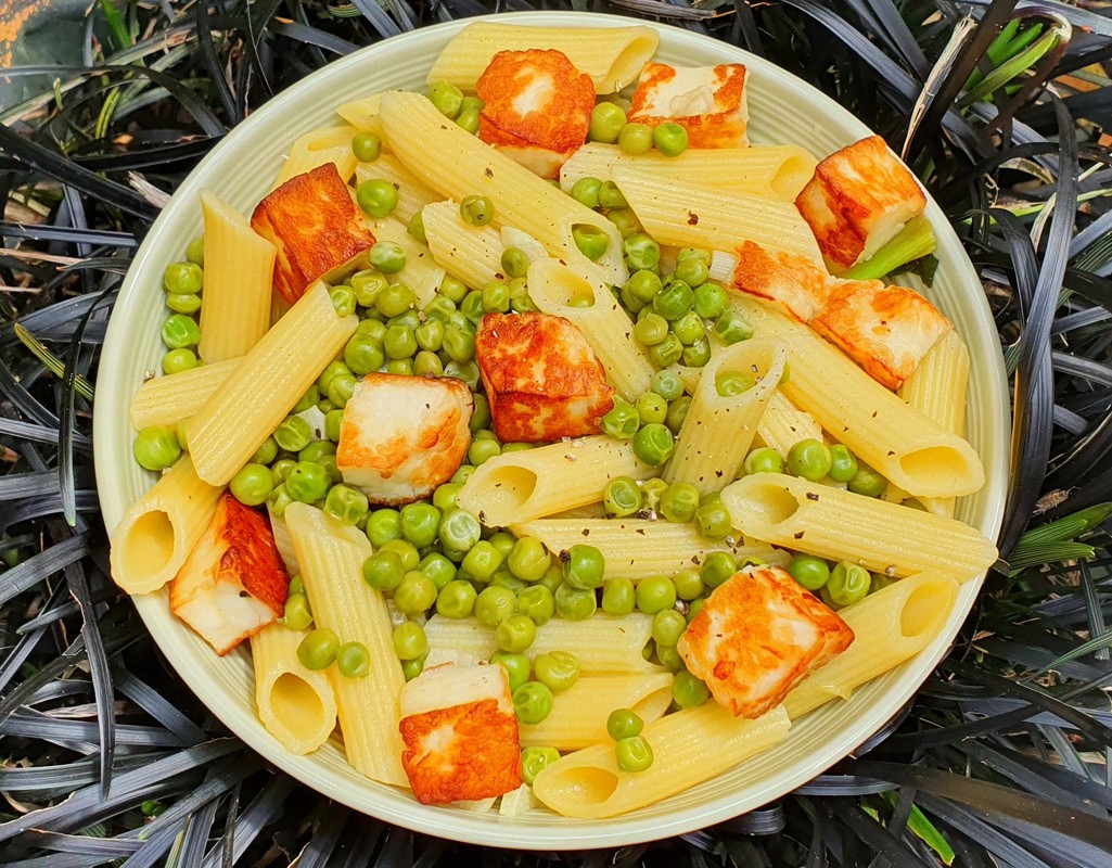 Pasta with green peas and halloumi