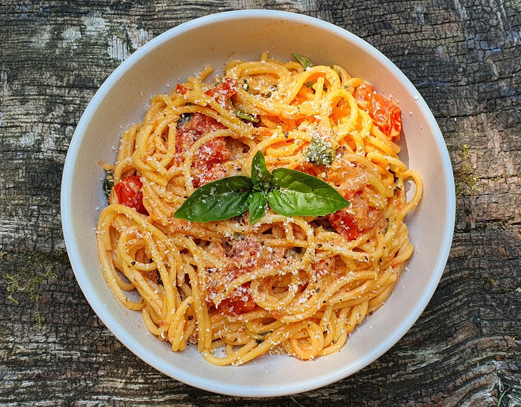 Spaghetti with tomato and mascarpone