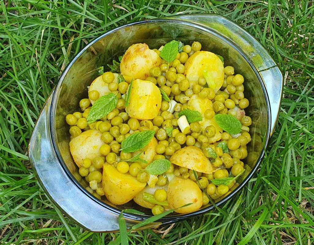 Minty potato and green pea salad