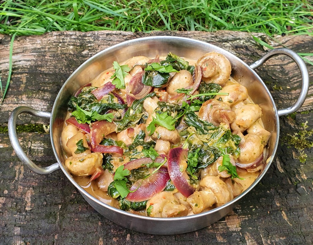 Mushroom and spinach in coconut and peanut sauce