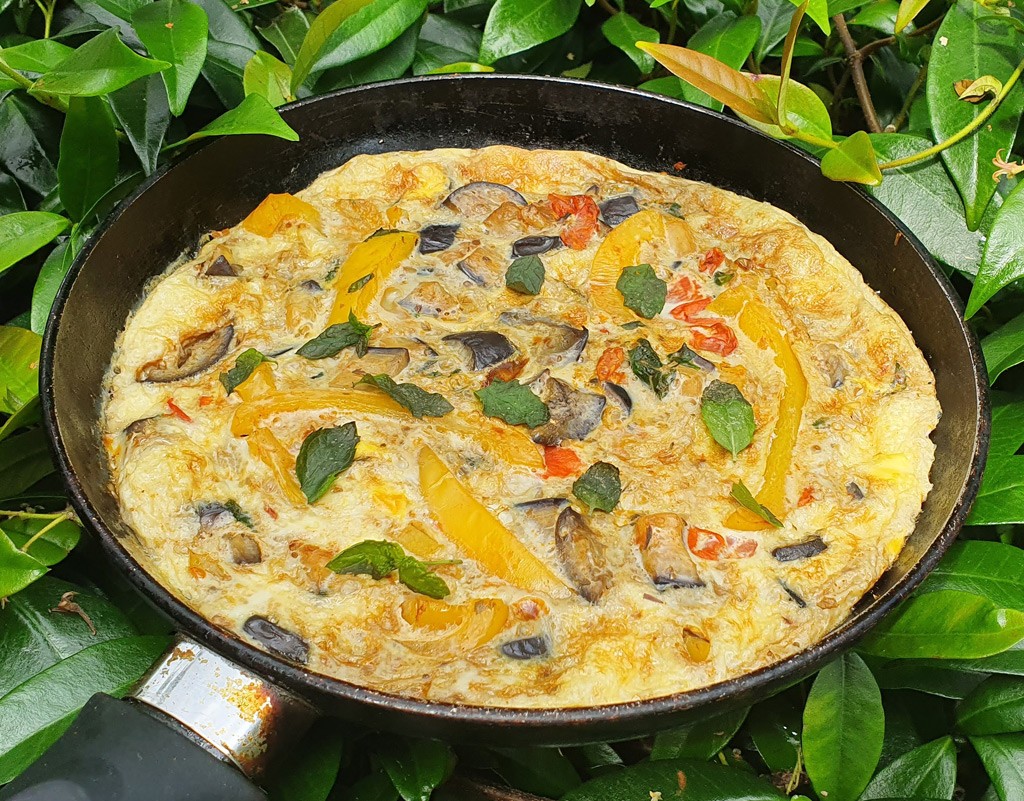 Aubergine and bell pepper frittata