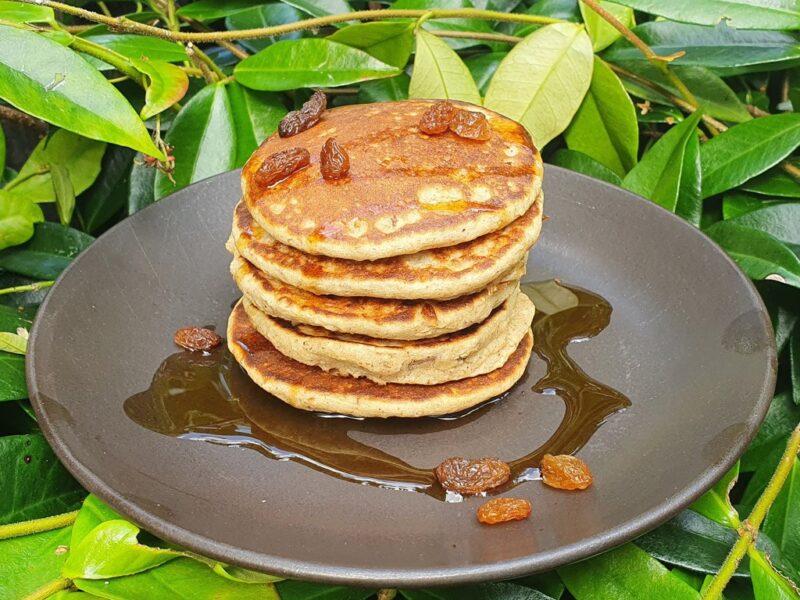 Oat and raisins pancakes