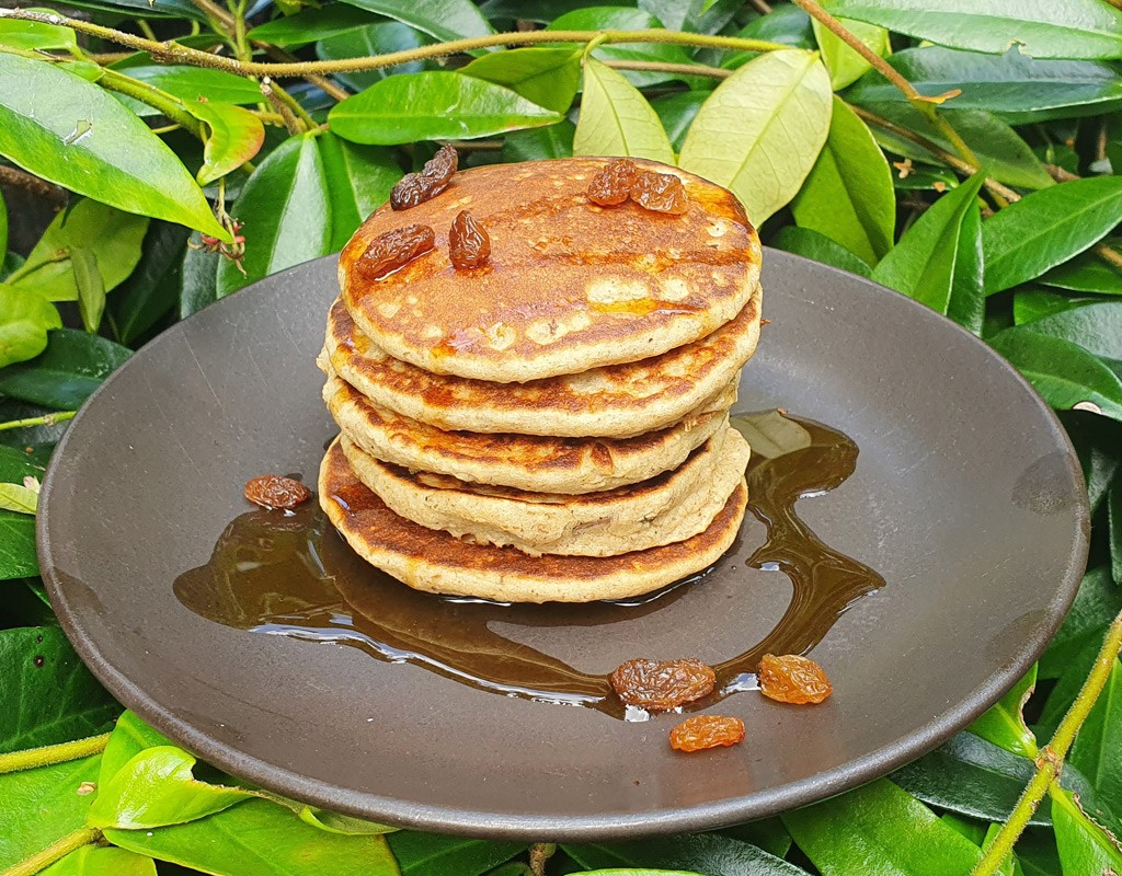 Oat and raisins pancakes