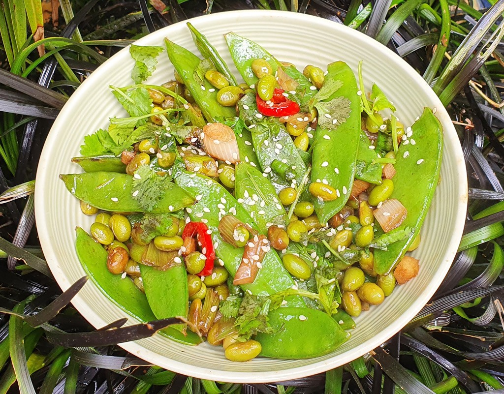 Stir-fried mangetout and edamame beans