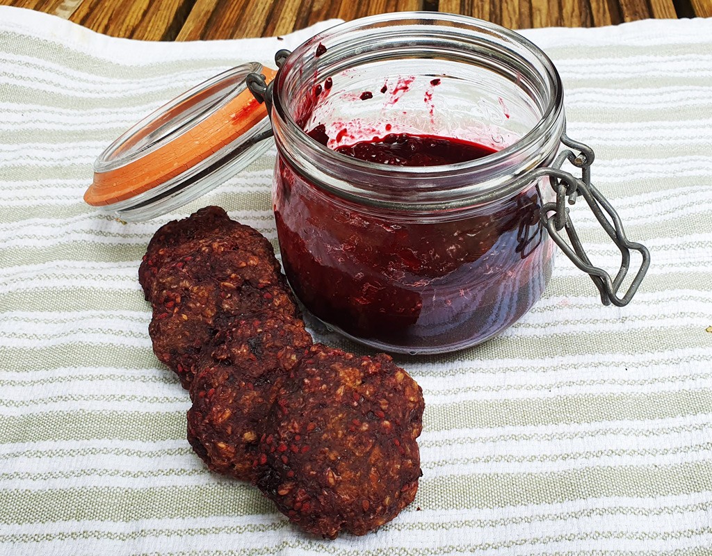 Vegan apple and blackberry oat cookies