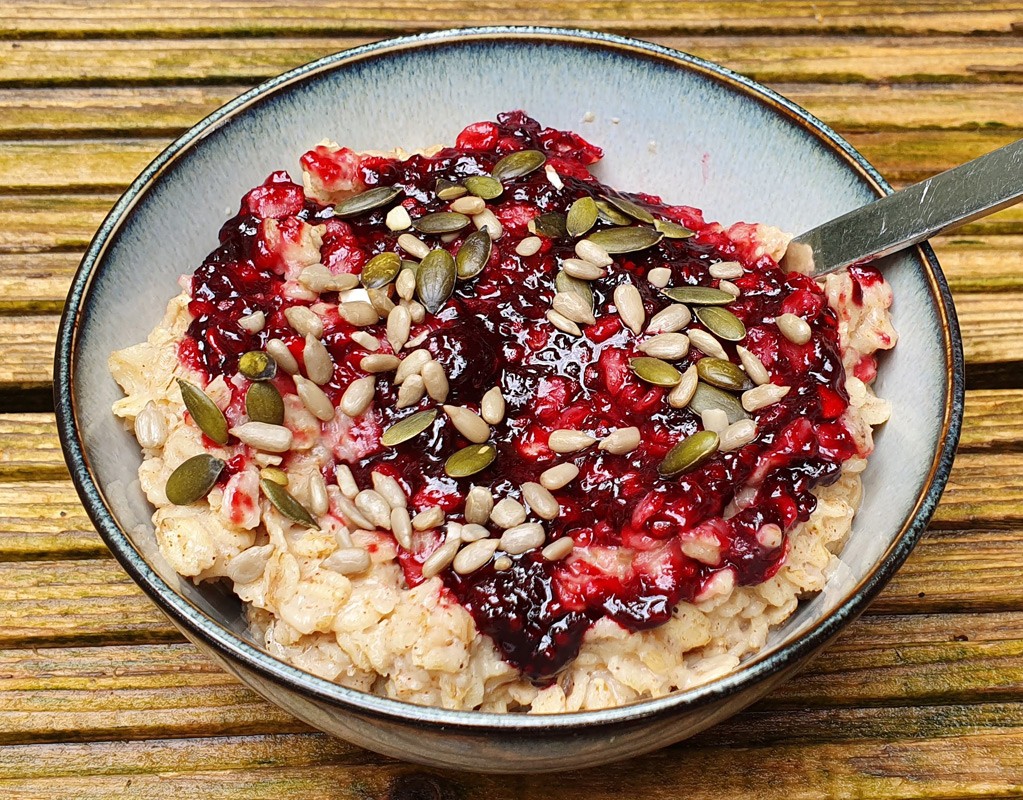 Vegan porridge with blackberry compote