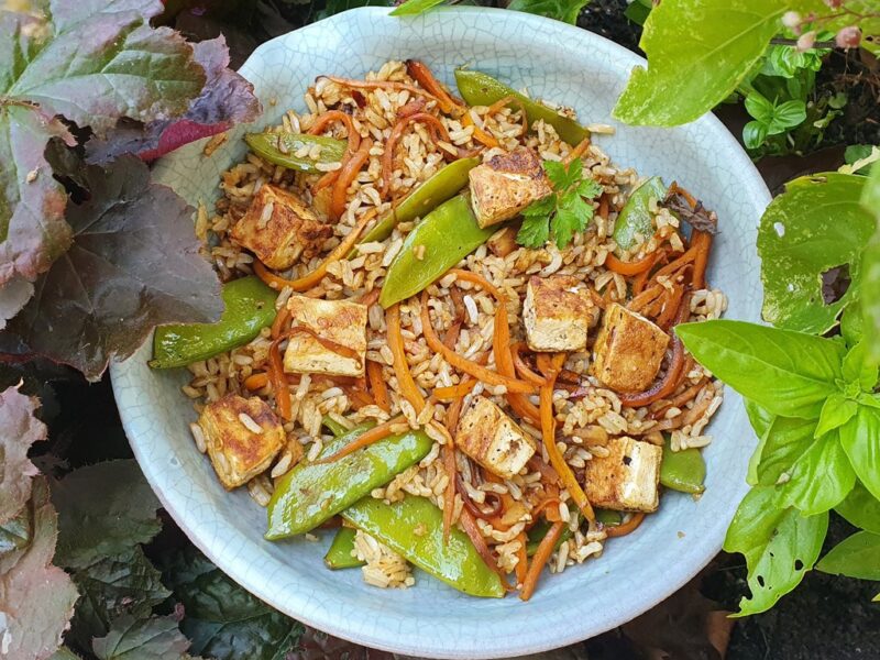 Mangetout and rice salad with tofu