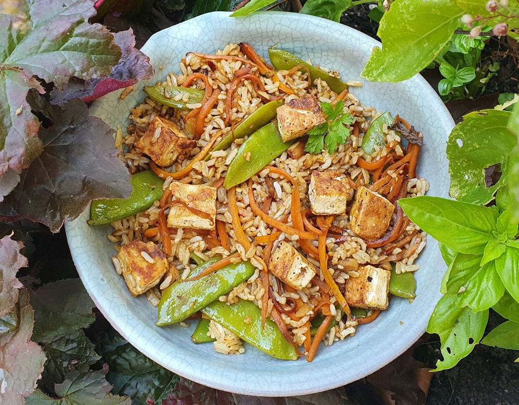 Mangetout and rice salad with tofu