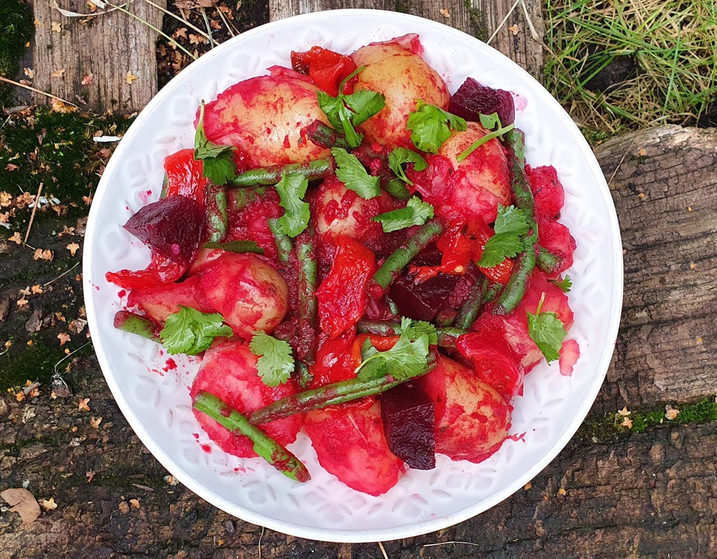 Potatoes in roasted beetroot and red pepper sauce