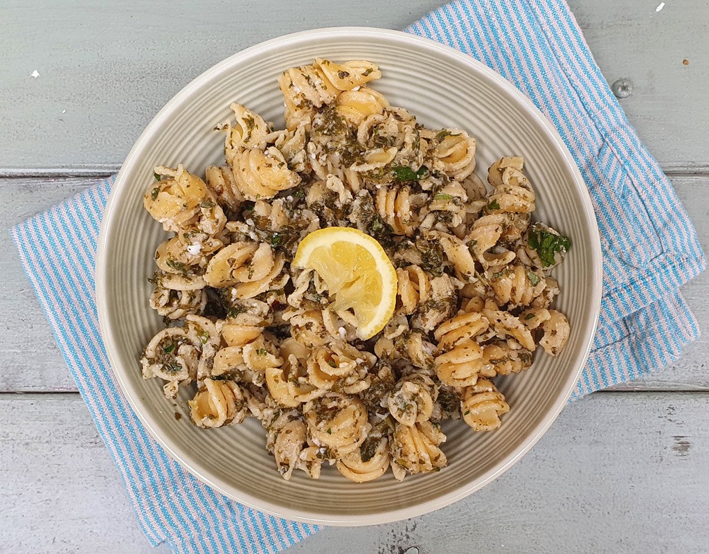 Pasta with zesty spinach and feta sauce