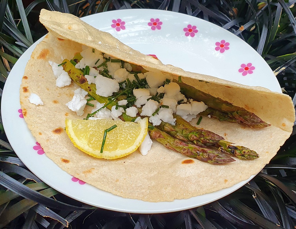 Tortilla with grilled asparagus and feta