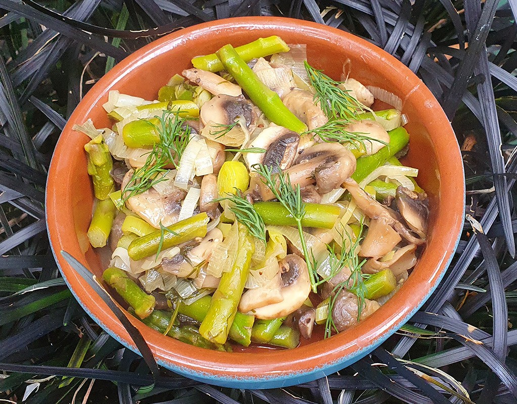 Dill mushroom, leek and asparagus fry