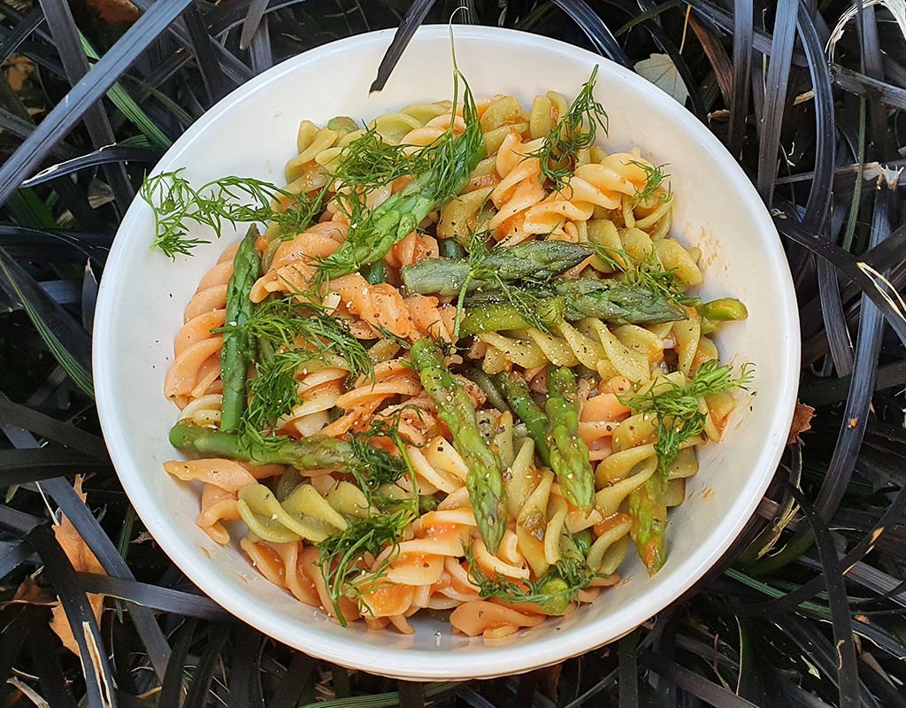 Easy tomato pasta with asparagus