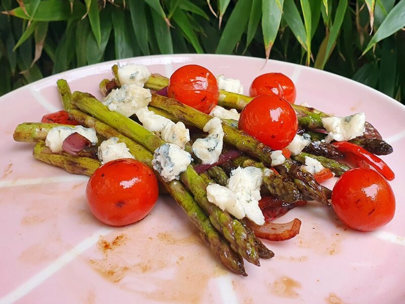 Griddled asparagus and tomato with gorgonzola