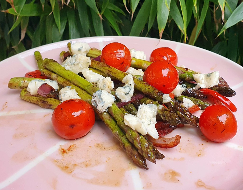 Griddled asparagus and tomato with gorgonzola