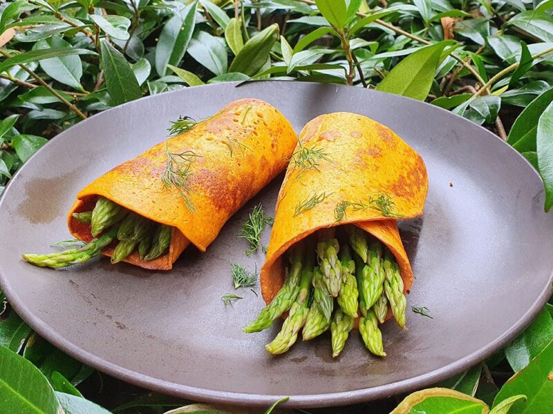 Roasted pepper pancakes with asparagus