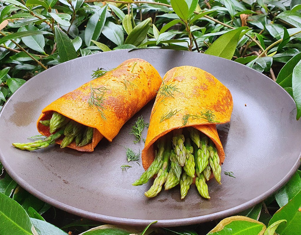 Roasted pepper pancakes with asparagus