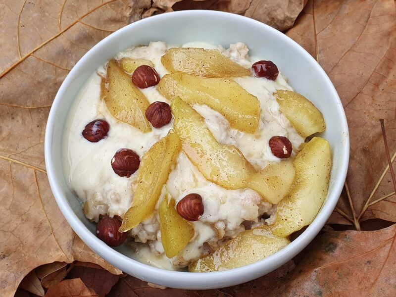 Vanilla porridge with honey and cinnamon apple