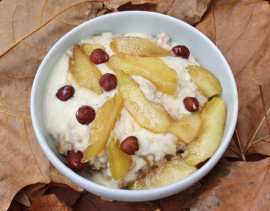 Vanilla porridge with honey and cinnamon apple