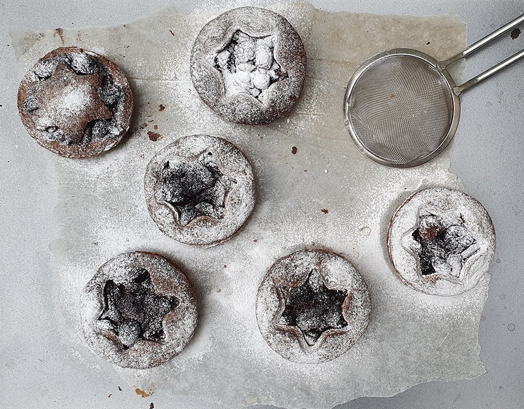 Chocolate and sour cherry mince pies