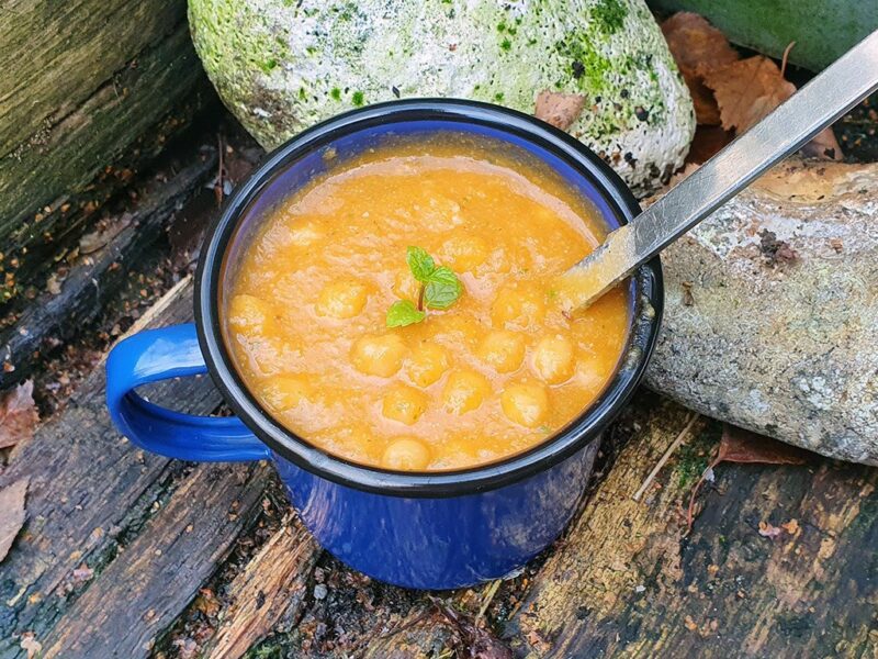 Roasted cauliflower soup with chickpeas