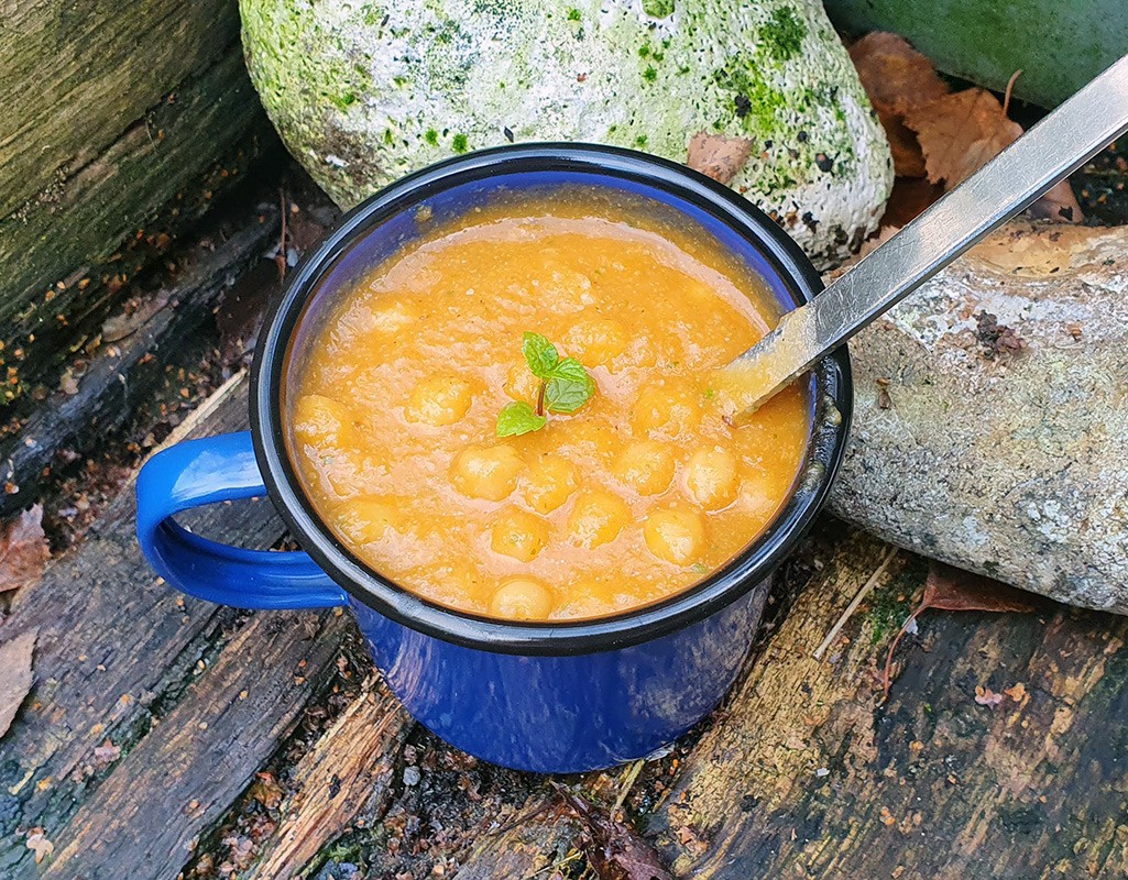 Roasted cauliflower soup with chickpeas