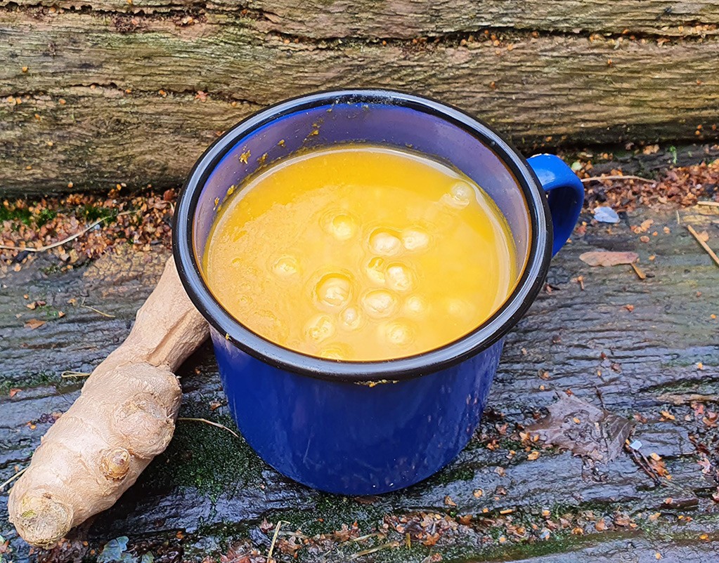 Carrot and ginger soup with chickpeas