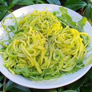 Spaghetti with green pea and rocket sauce