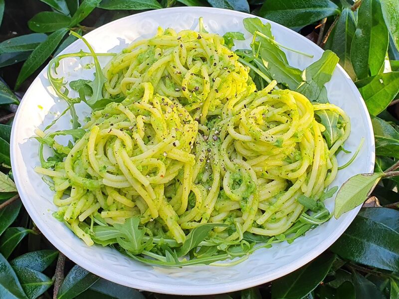 Spaghetti with green pea and rocket sauce