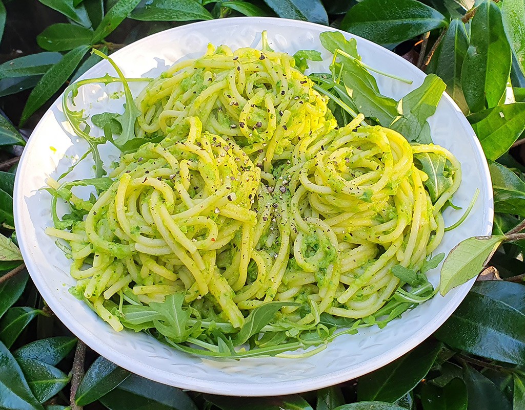 Spaghetti with green pea and rocket sauce