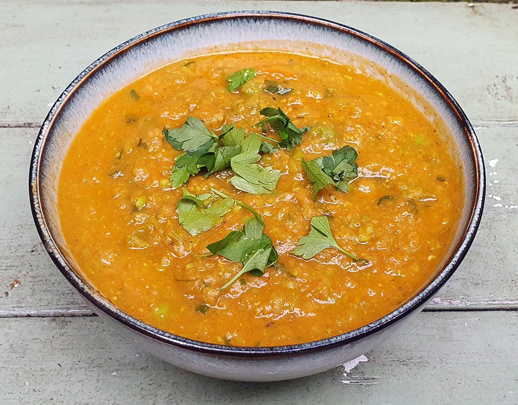 Curried carrot, lentil and green pea soup