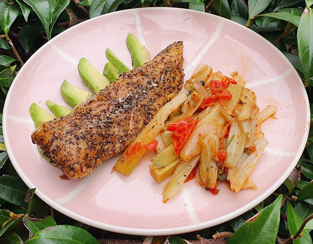 Smoked mackerel with fennel and tomato