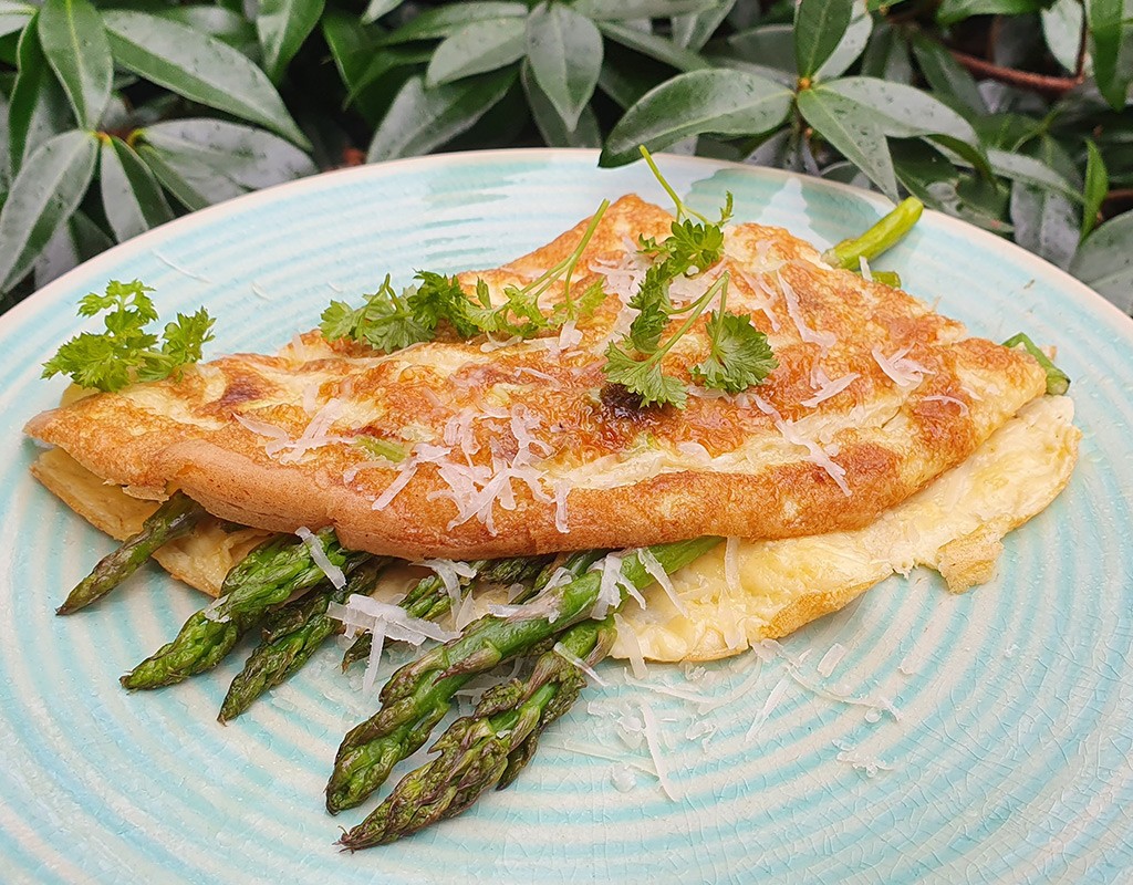 Spring omelette with asparagus