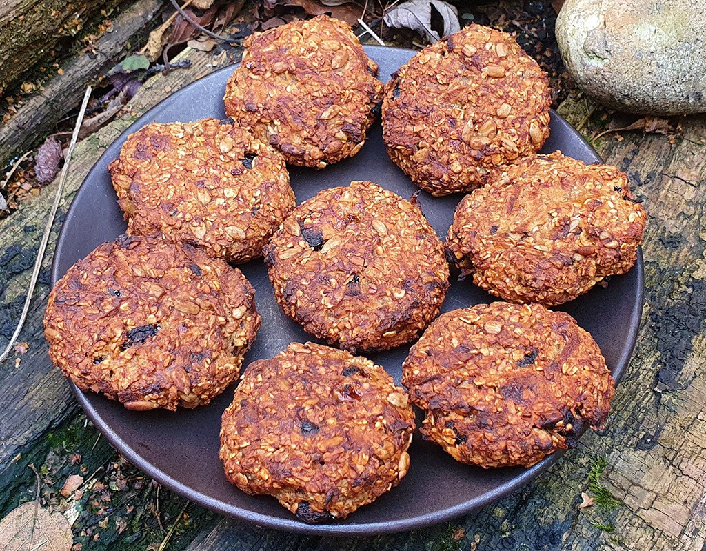 Vegan oat cookies with goji berries