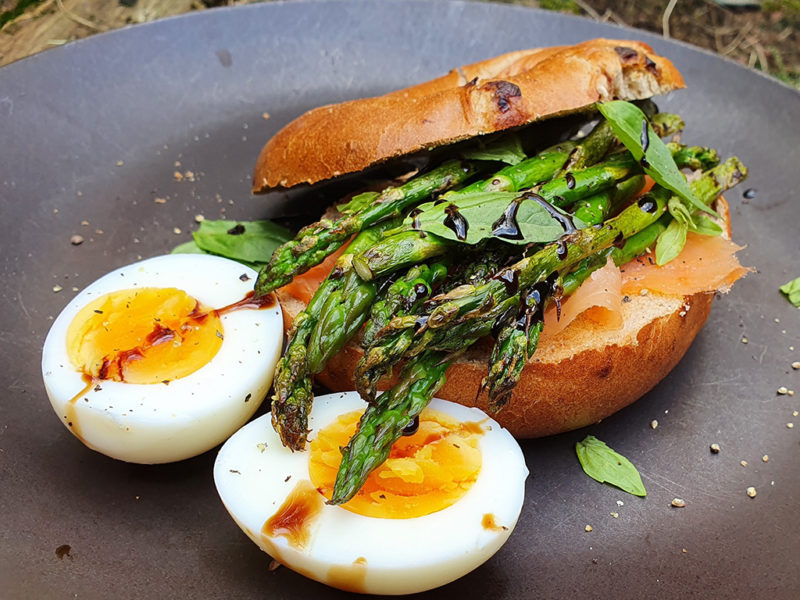 Pesto bagel with smoked salmon, egg and asparagus